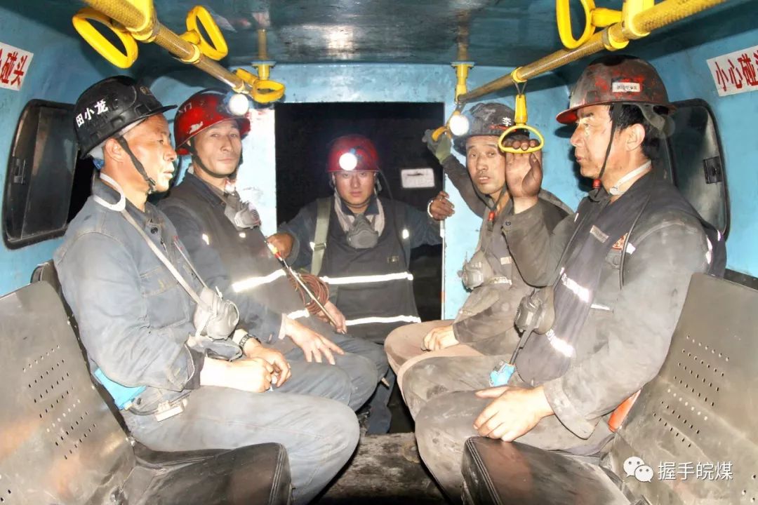 5月15日中午,崔木煤矿中班5名职工正准备乘坐该矿无轨胶轮人车