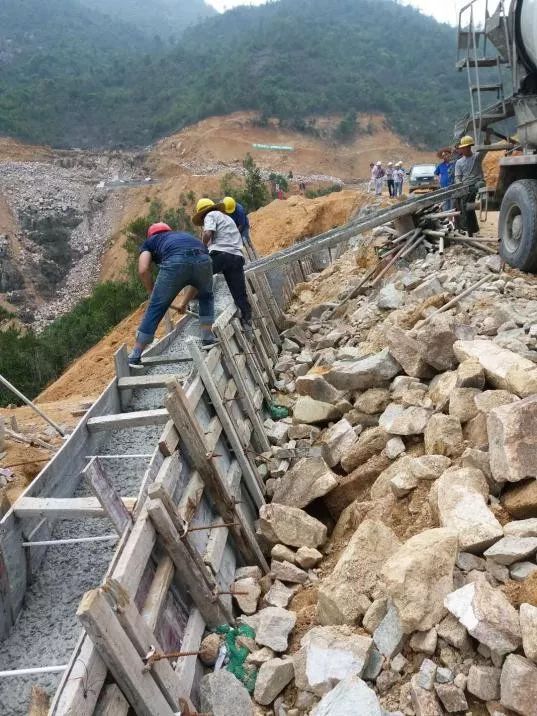 项目主线路基已推进至山顶,正在进行道路水稳层,涵洞,边坡支护和挡墙