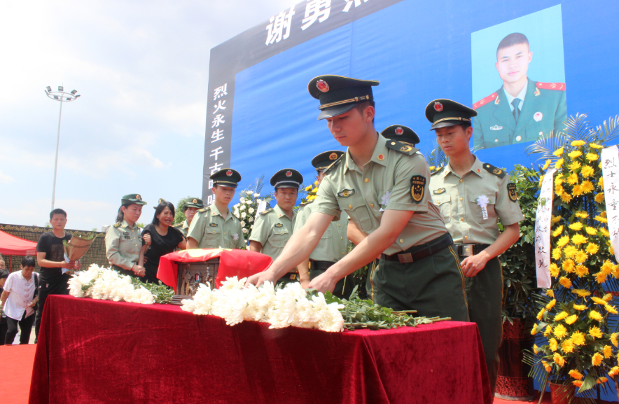 上午10:20分,在淮安市消防官兵的护送下,谢勇烈士的骨灰盒进入衡阳