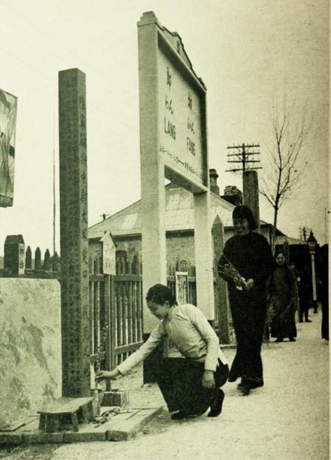 1938年4月初,河北廊坊日寇战死者墓前的中国姑娘,老兵看到后面站着