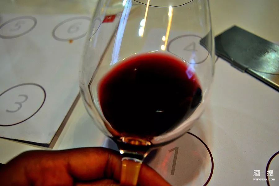 品酒第一步:观察葡萄酒澄清度和颜色