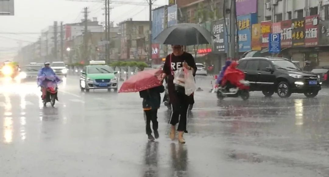 下雨, 晴天随机转换 冬天, 夏天无缝对接 昨天夜里到今天早上 暴雨如