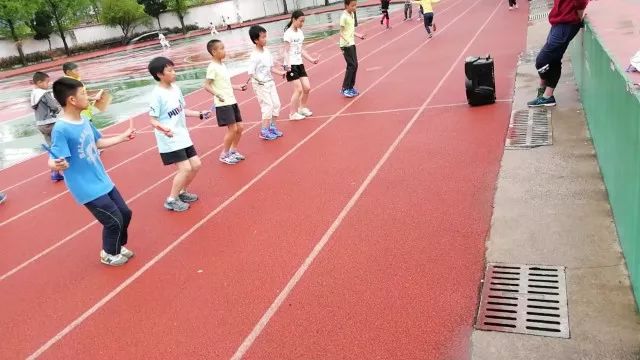 教育 正文  18 我校花样跳绳社团成立于2015年9月,学校跳绳队根据学生