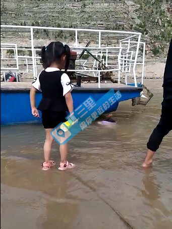 小女孩黄河岸边一脚踩进深水区被淹死?警方,120均暂未
