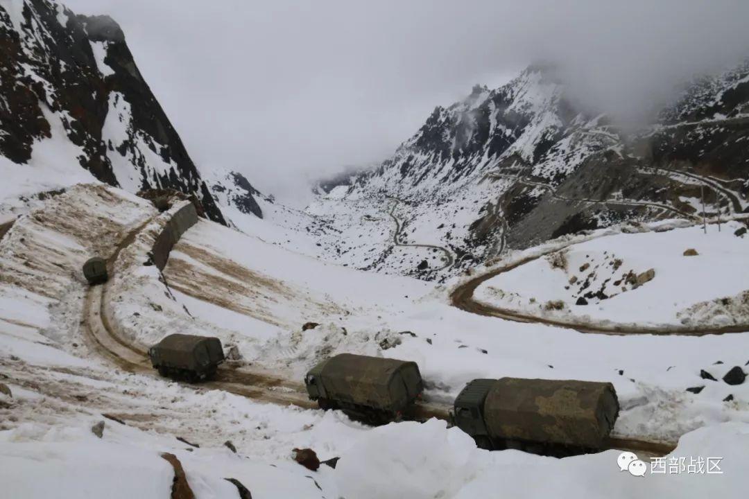 大雪封山半年无名湖哨所开山10辆军车几十公里的路折腾10小时