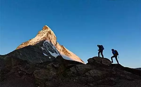 就像我们爬山一样 我们大多数人 是在山底下往上爬 爬了一生,才爬到