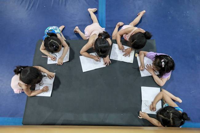 小学员们在榕江县少年儿童业余体操运动学校内写训练日记(5月15日摄.