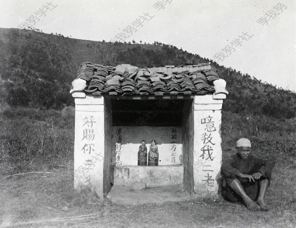 清末外国人在中国拍摄的庙宇与神龛 土地庙里对联暗含许三多的名字?