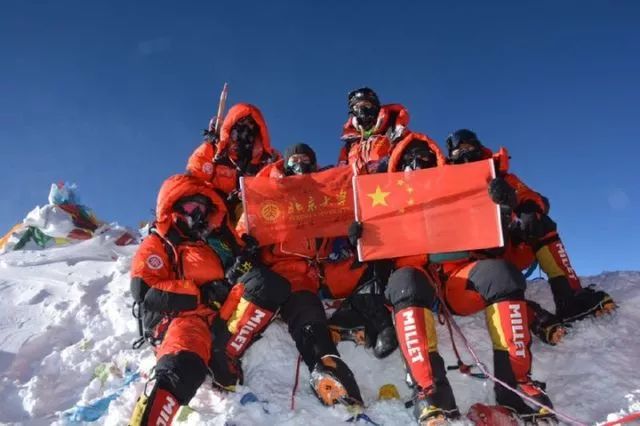 北京大学登山队员登顶珠峰