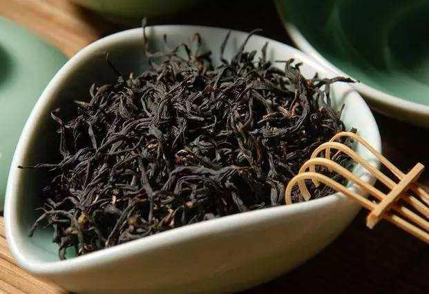 觉得凤庆县的凤山有着很适合茶叶生长的自然条件,于是开始试制红茶