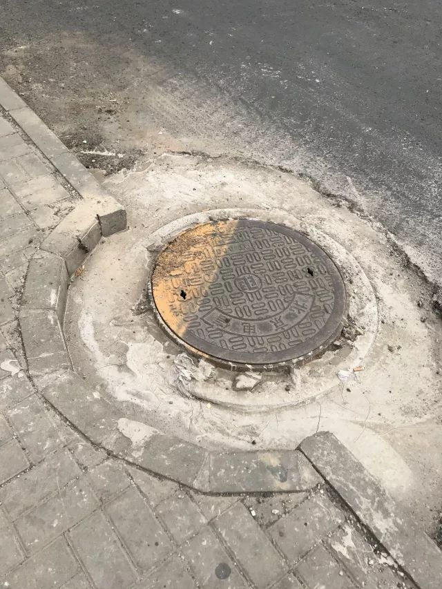 北京朝阳的这些井盖到底能不能修好?