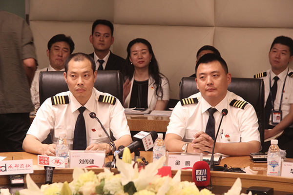 5月16日下午,机长刘传健(左)和机组成员与媒体见面.
