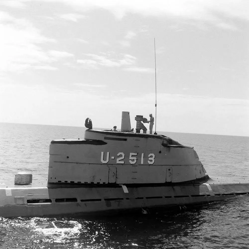 u-2513号潜艇上浮时的姿态.