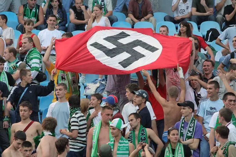球场上欧洲年轻人打出的纳粹万字旗