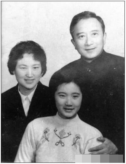 两个人是在1962年结婚的,并在1964年生下他们的宝贝女儿孙庆原(为了