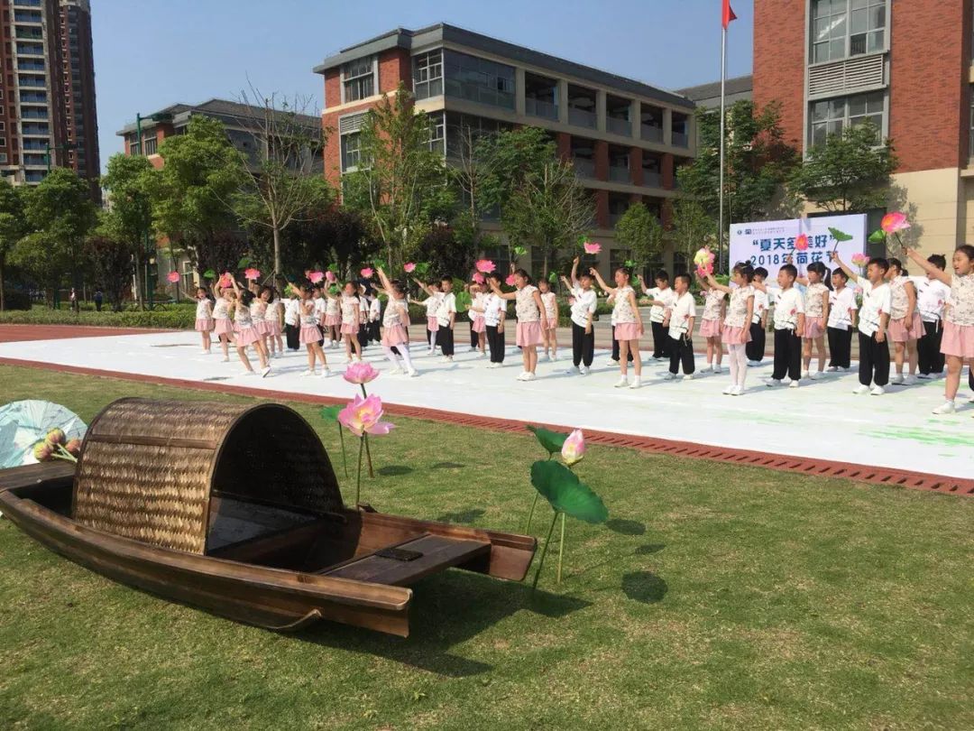 5月17日,汉阳区墨水湖小学举行"夏天多美好"荷花节活动,孩子们通过