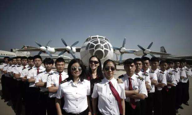 天津,中国民航大学3位90后美女飞行员毕业生,身着统一制服,在飞机前的