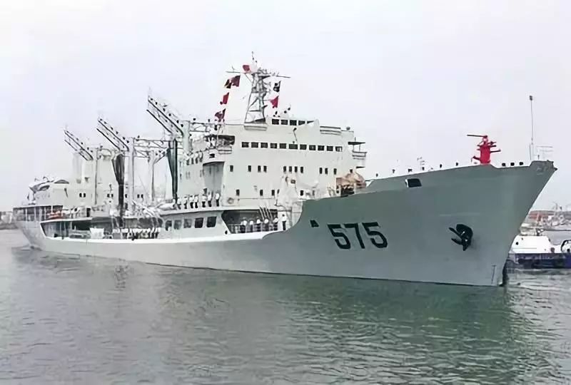 "太仓"号综合补给舰,舷号575,现更名"洪泽湖"号,新舷号881.