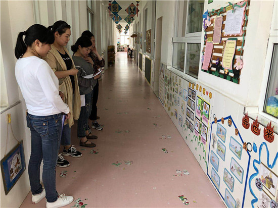安全在我心中__——__盱眙县官滩幼儿园开展安全主题墙创设评比活动 图1