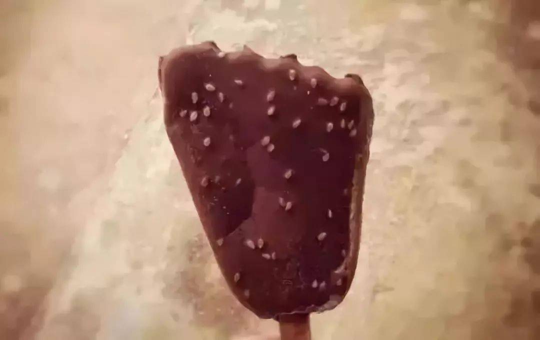 脚丫形状的巧克力脆皮冰淇淋,脆皮上还有瓜子仁,咬上一口里面都是松软