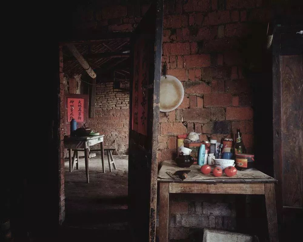 外国摄影师用6年时间拍摄2500个家庭,把90年代"上海"献给国人