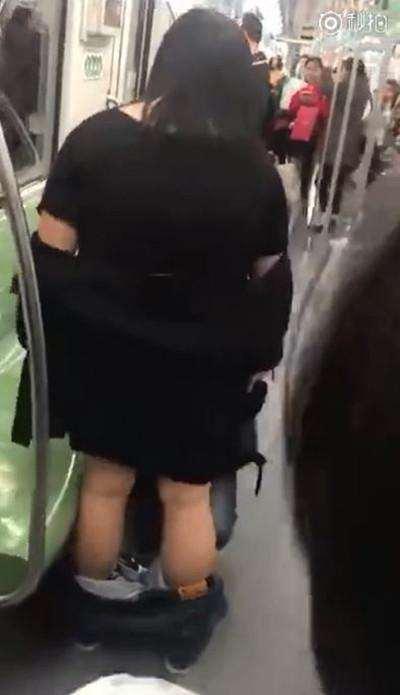 脱裤子要挟？地铁吵架肥女脱裤子逼男友下跪道歉，这种女人不要也罢…