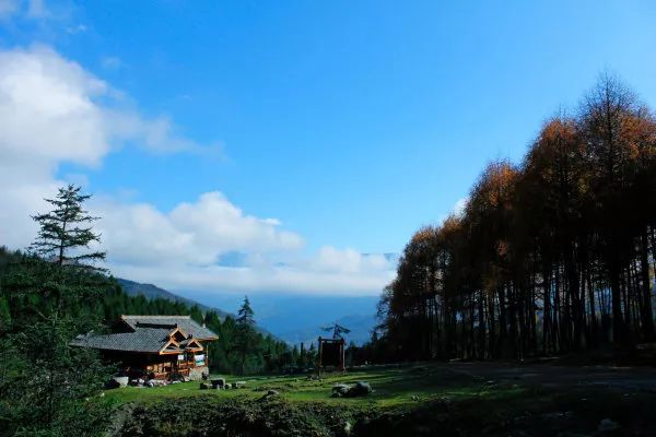 在旅游日当天,宝兴县会在硗碛藏寨·神木垒景区举行"中国旅游日"主题