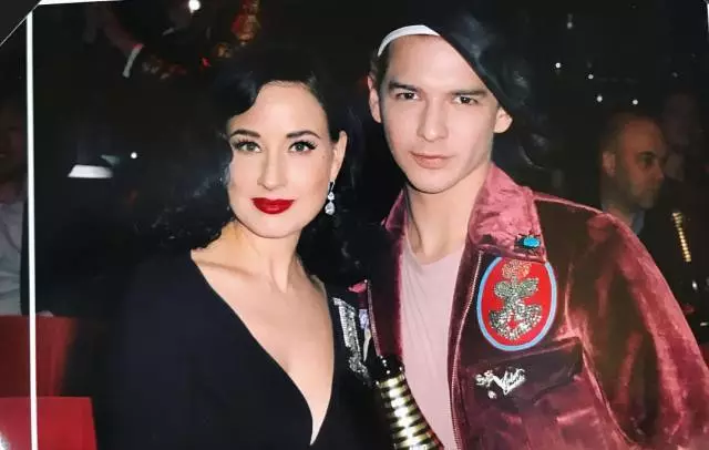 violet chachki 变装主题常以 dita von teese 为灵感缪斯.