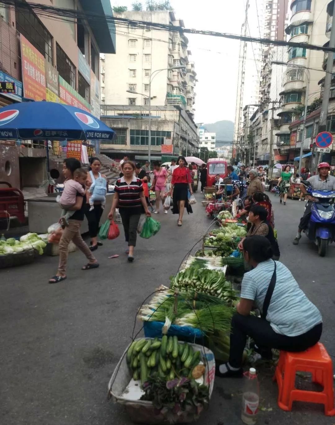 05曹大鑫反映:寻人启示:下图中穿蓝色衣服红色短裤的小孩小名:荣华学