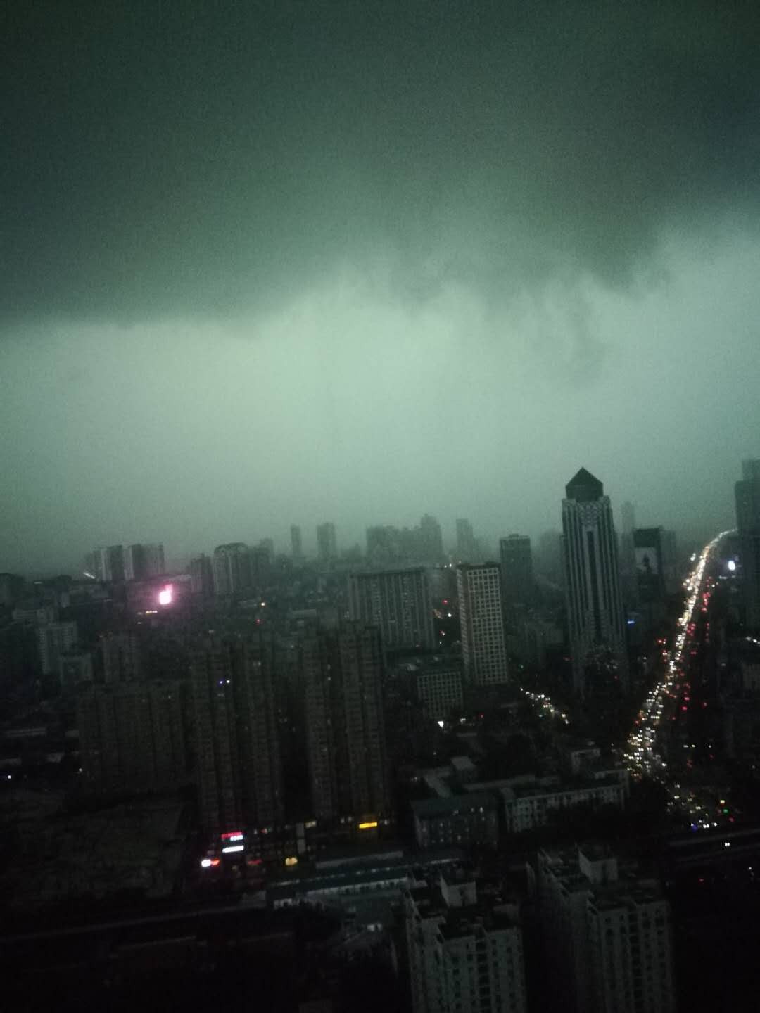 武汉迎来今年最大雷暴雨场面酷似末日来临