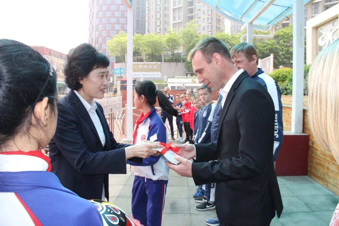 彼尔姆市奥运足球后备学校到新区太行山路小学开展文化交流