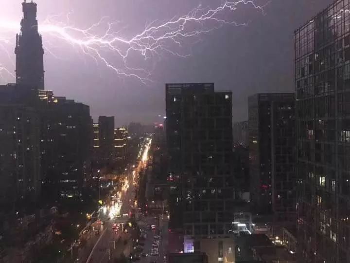 黑云压顶,电闪雷鸣!武汉突降大暴雨!