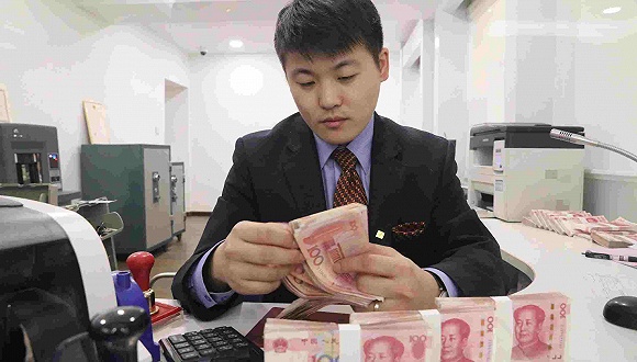 2018年3月29日,哈尔滨,银行工作人员正在清点货币.