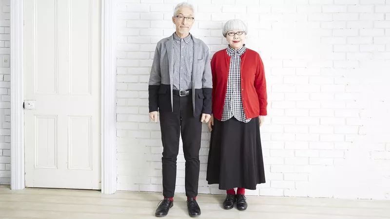 高级狗粮!日本有对60岁的夫妇,穿了37年情侣装