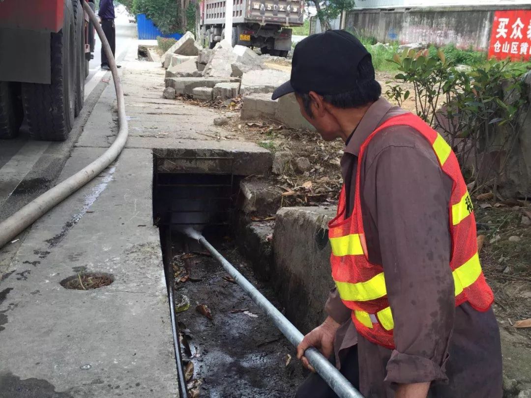 【基层来风】"长枪"在手 洒水车破解盖板暗沟养护难题