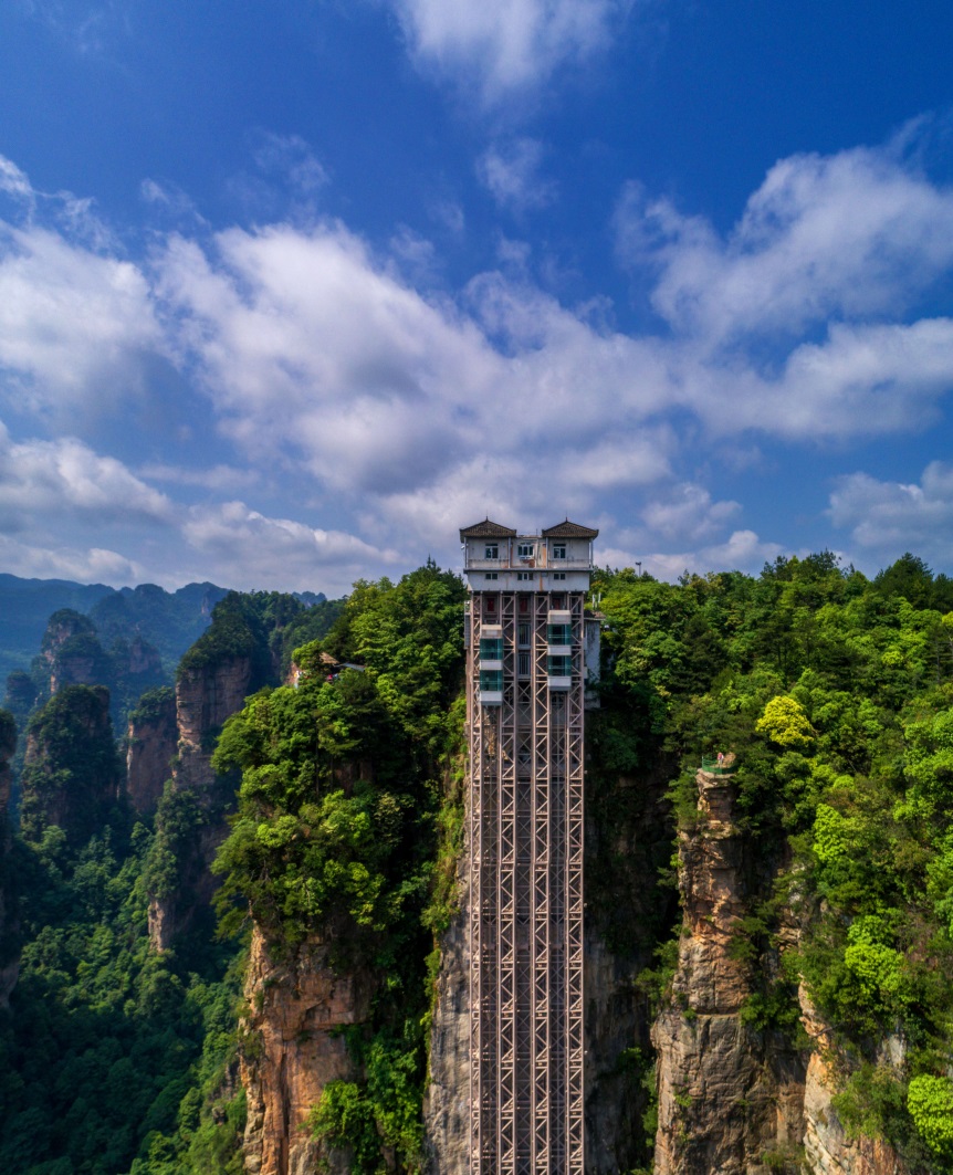 张家界悬崖上有部全暴露电梯，相当于100层楼高，吸引了世界各地游客_搜狐旅游_搜狐网