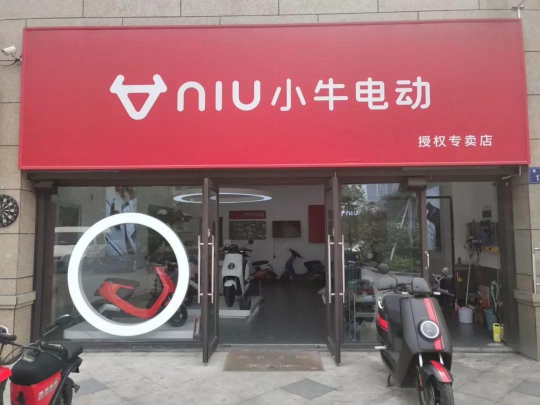 杭州市拱墅区的小牛电动车门店中,小伊 和店中的贾女士谈及新国标的