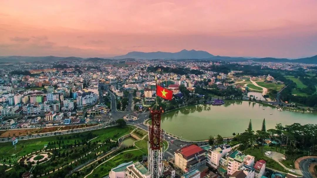 大家习惯了坐飞机去越南旅游,但是在云南到越南更方便,原来经河口就