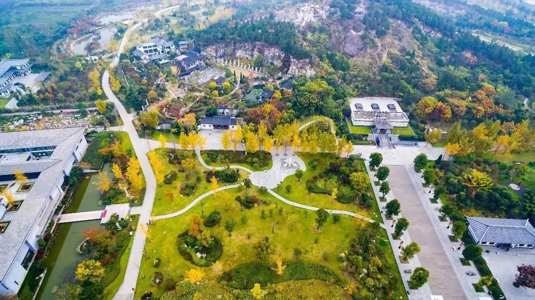 徐州龟山景区是aaaa级旅游景区,紧邻闻名遐迩的九里山古,故