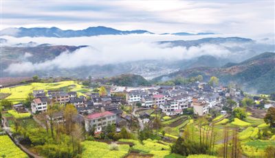 风光秀丽的南岭村,倚山就岭逶迤在莽莽苍苍的林海里.