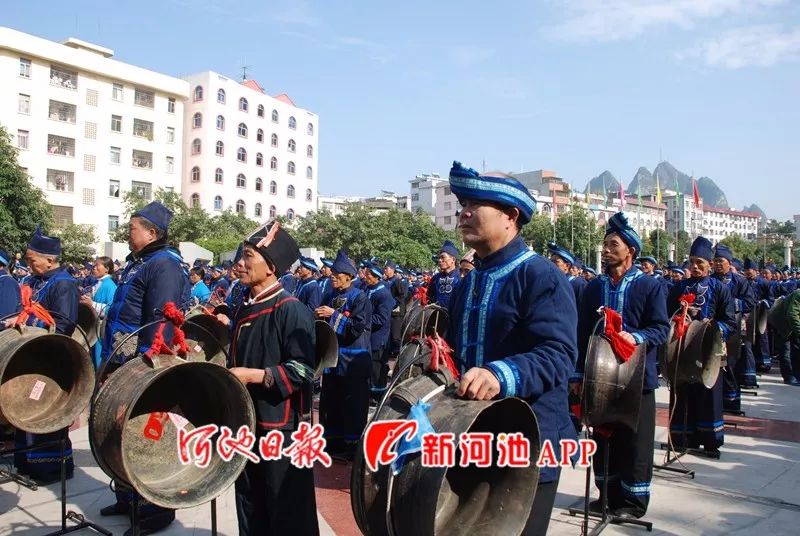 东兰县"壮族蚂拐节"传承人廖熙福(右二)