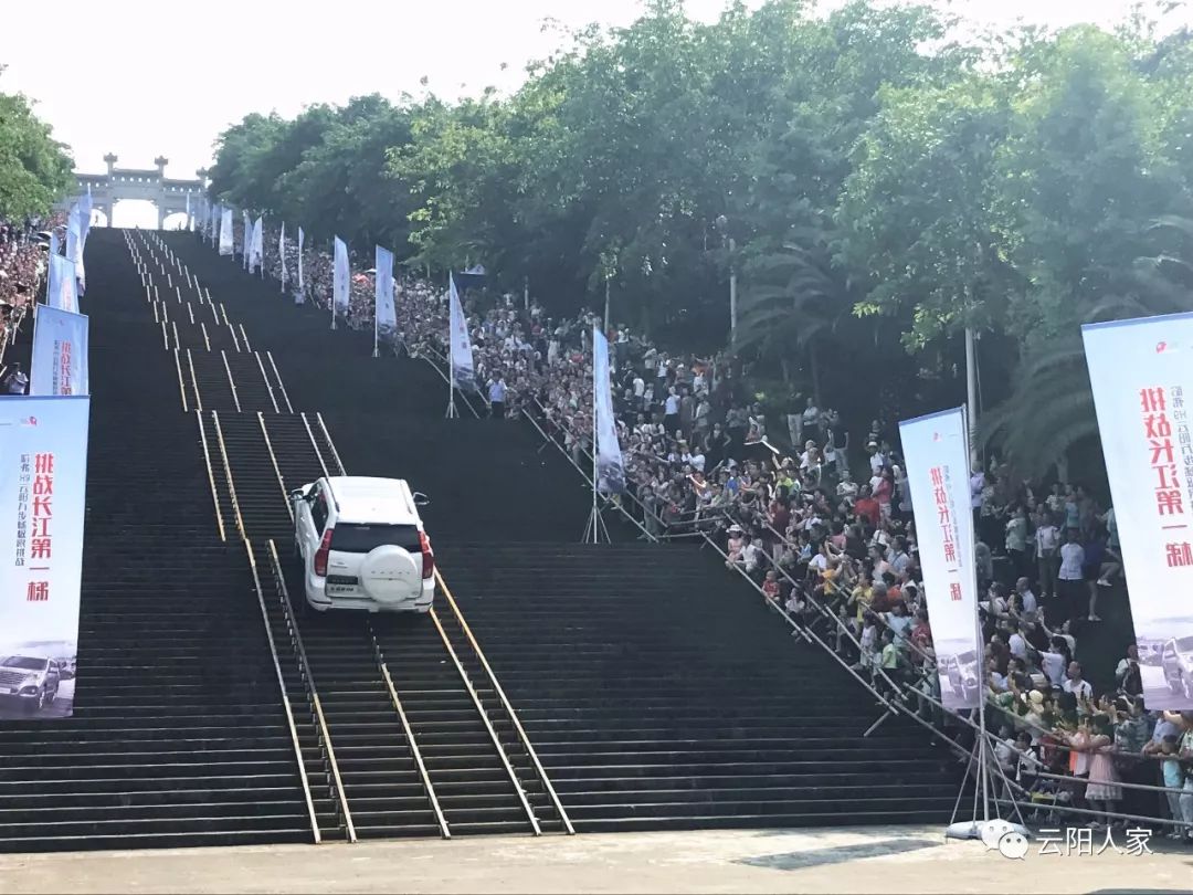 今天的万步梯人山人海,越野车登梯活动结束太快,没过瘾?