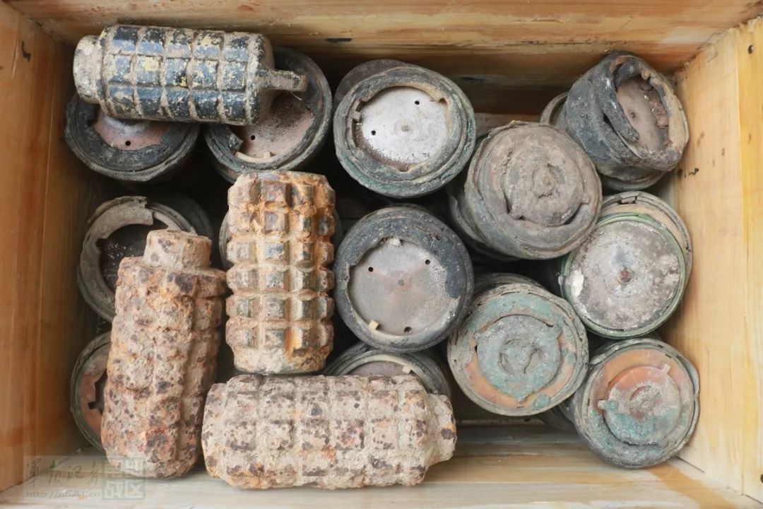 12000余枚地雷和爆炸物在老山地区集中销毁