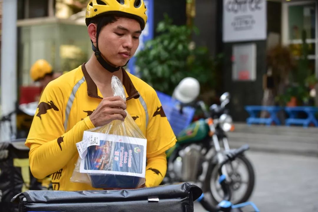 外卖小哥在送餐时竟然向客户手里塞上了一张