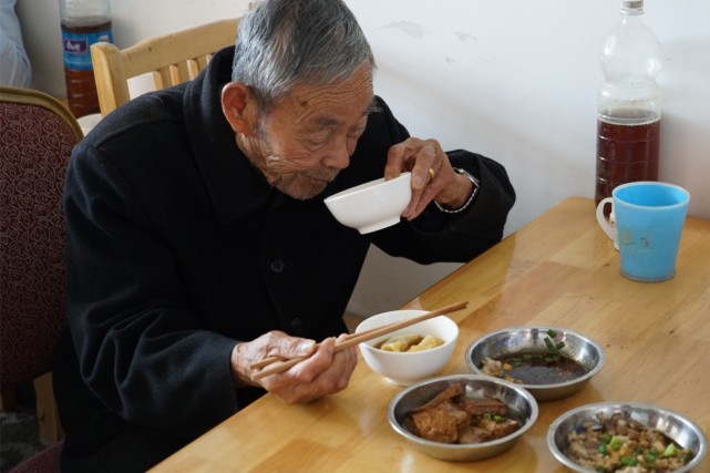 浙江最神奇的城中村家家不建围墙老人吃饭有食堂保留不拆迁