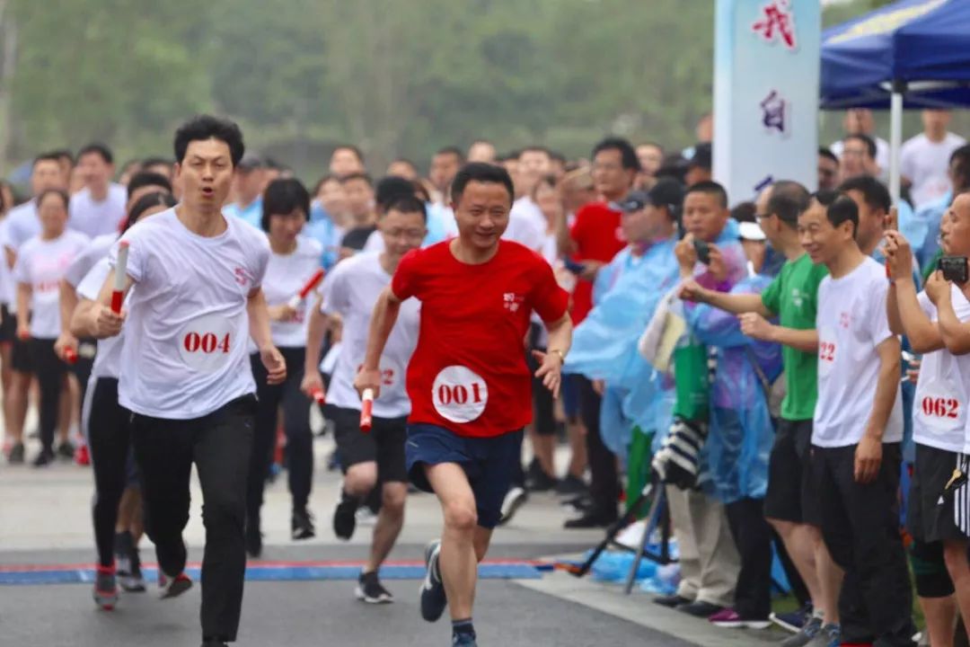 盛勇军书记和桐乡近千名机关干部雨中凤凰湖接力