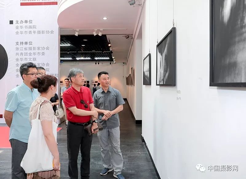 贾锦新稻草人的守望铂金摄影作品展暨金华市青年摄影家6人联展在金华