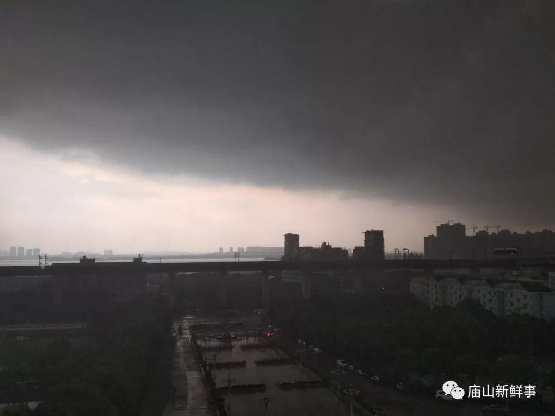 妖风 雷电 暴雨 江夏昨天遭遇暴雨袭城一秒黑天