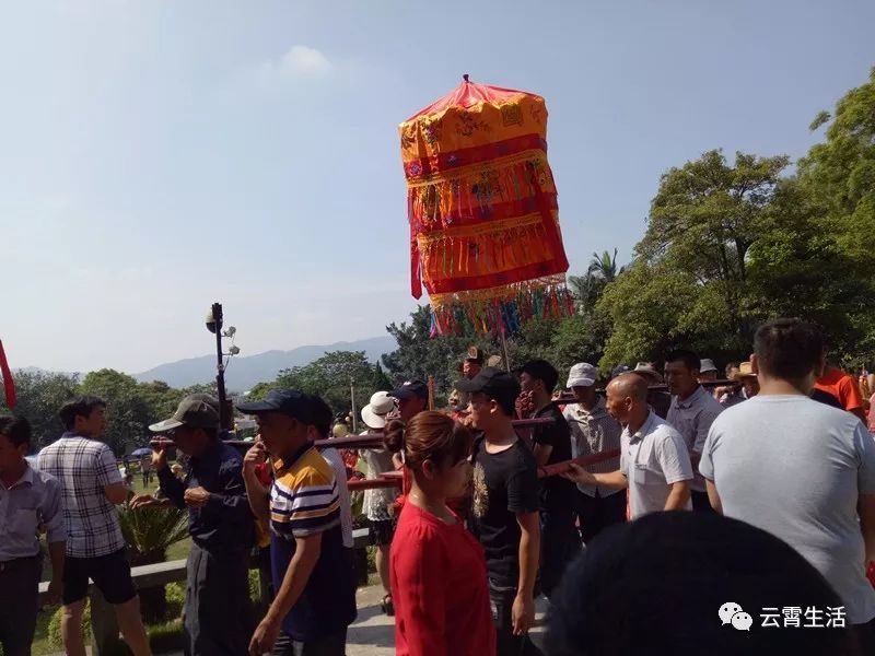 今天是林太师公诞辰,云霄这里人山人海.