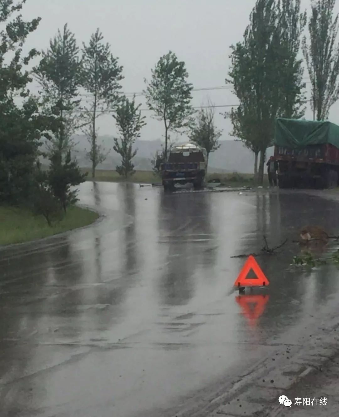 寿阳下了一整天雨路滑拥堵事故多